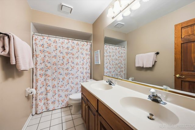 1002 Stonehedge Road, St. Charles, IL 60174