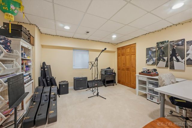 1002 Stonehedge Road, St. Charles, IL 60174