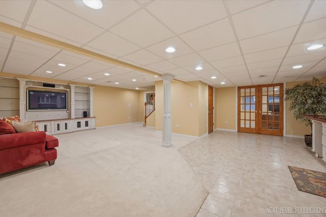 1002 Stonehedge Road, St. Charles, IL 60174