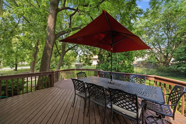 1002 Stonehedge Road, St. Charles, IL 60174