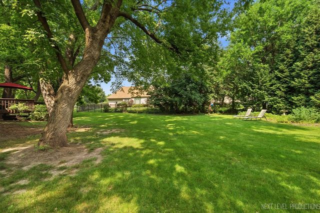 1002 Stonehedge Road, St. Charles, IL 60174