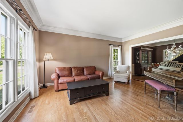 1002 Stonehedge Road, St. Charles, IL 60174