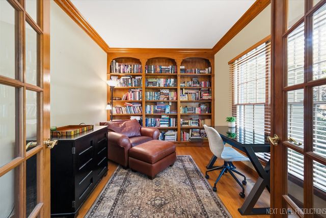 1002 Stonehedge Road, St. Charles, IL 60174