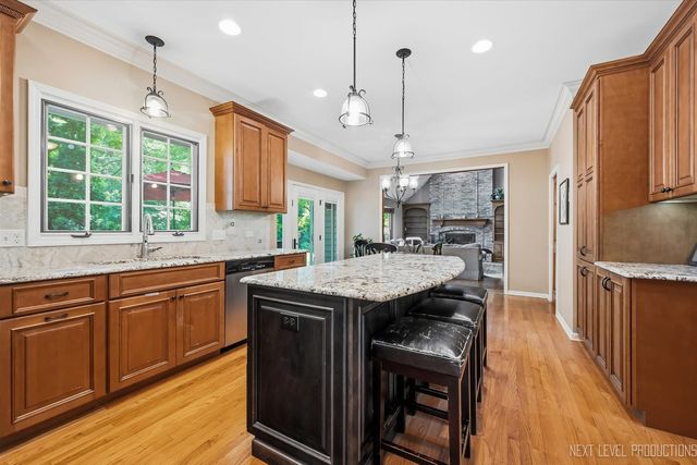 1002 Stonehedge Road, St. Charles, IL 60174