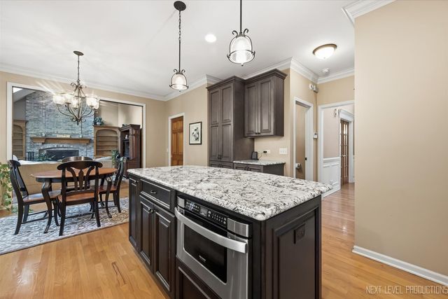 1002 Stonehedge Road, St. Charles, IL 60174
