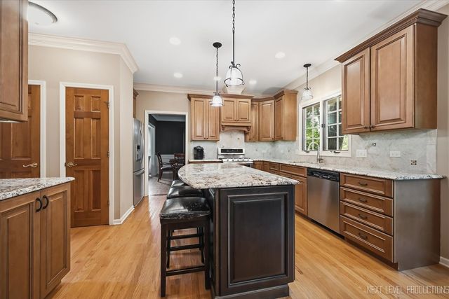 1002 Stonehedge Road, St. Charles, IL 60174