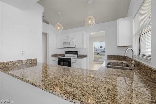 1733 NE 7th PL, Cape Coral, FL 33909