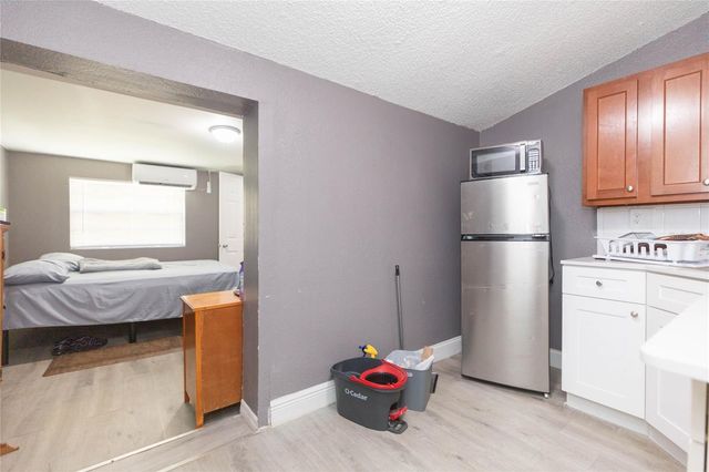 1526 CLINTON, Tampa, FL 33604