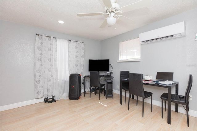 1526 CLINTON, Tampa, FL 33604