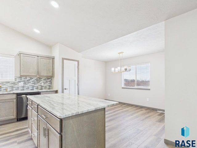 1011 Greyhawk Ct Court, Harrisburg, SD 57032