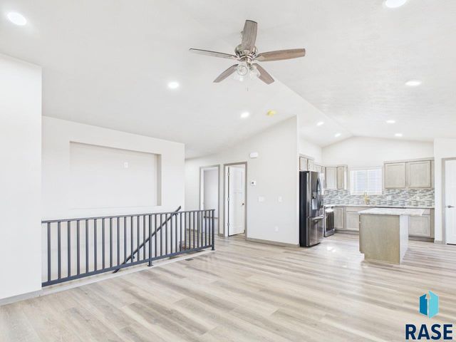 1011 Greyhawk Ct Court, Harrisburg, SD 57032