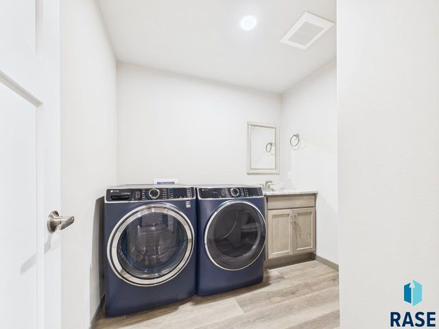 1011 Greyhawk Ct Court, Harrisburg, SD 57032