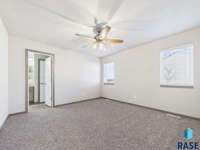 1011 Greyhawk Ct Court, Harrisburg, SD 57032