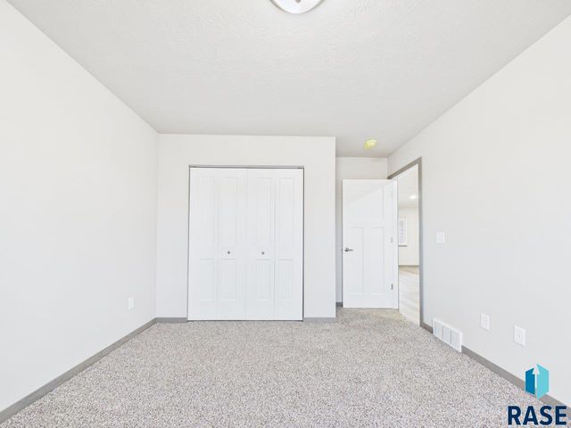 1011 Greyhawk Ct Court, Harrisburg, SD 57032