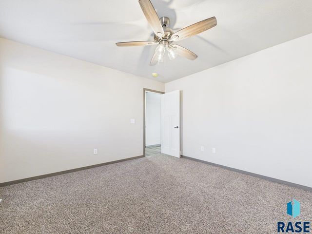 1011 Greyhawk Ct Court, Harrisburg, SD 57032