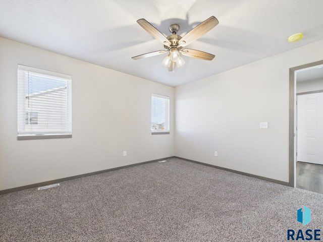 1011 Greyhawk Ct Court, Harrisburg, SD 57032