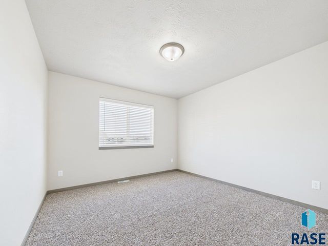 1011 Greyhawk Ct Court, Harrisburg, SD 57032