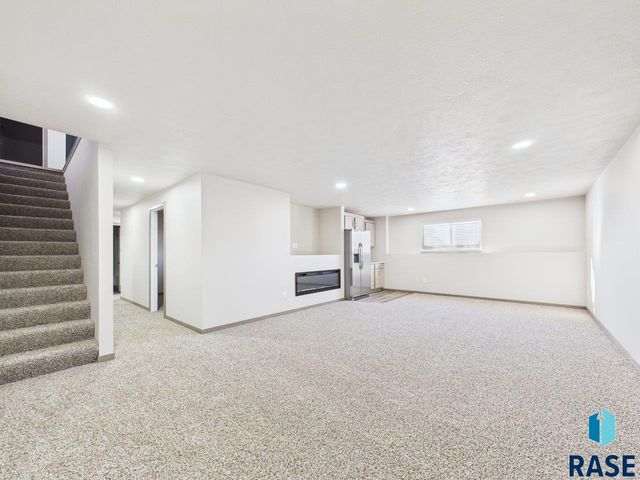 1011 Greyhawk Ct Court, Harrisburg, SD 57032