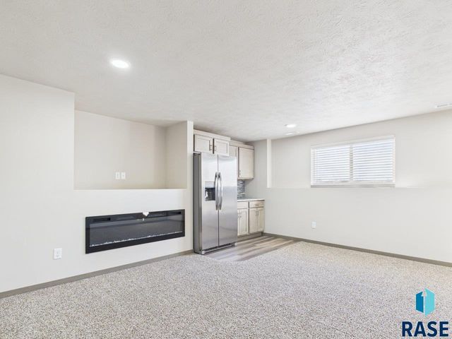 1011 Greyhawk Ct Court, Harrisburg, SD 57032