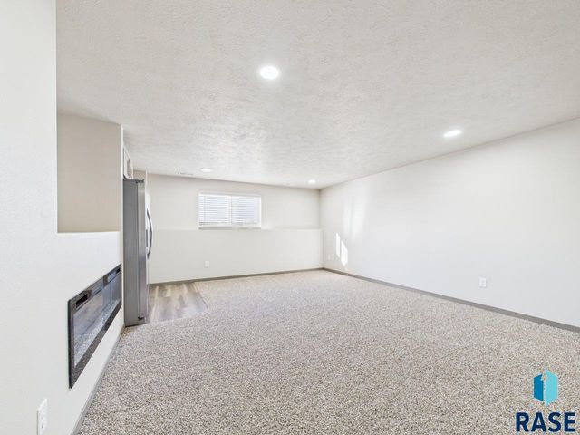 1011 Greyhawk Ct Court, Harrisburg, SD 57032