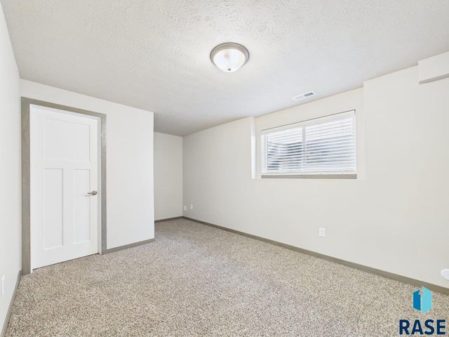 1011 Greyhawk Ct Court, Harrisburg, SD 57032