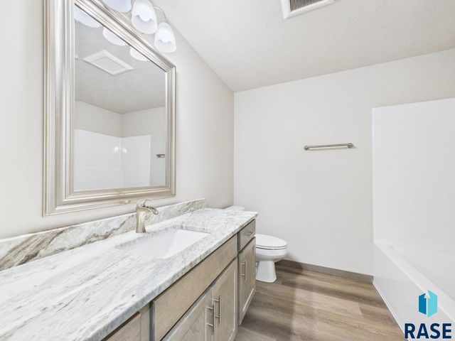 1011 Greyhawk Ct Court, Harrisburg, SD 57032