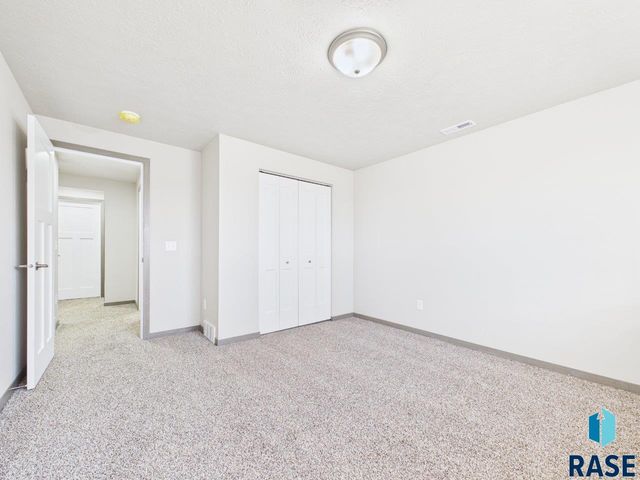 1011 Greyhawk Ct Court, Harrisburg, SD 57032