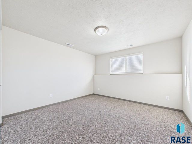 1011 Greyhawk Ct Court, Harrisburg, SD 57032