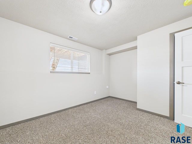 1011 Greyhawk Ct Court, Harrisburg, SD 57032