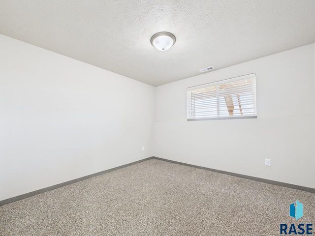 1011 Greyhawk Ct Court, Harrisburg, SD 57032