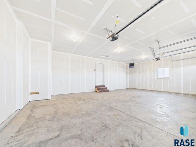 1011 Greyhawk Ct Court, Harrisburg, SD 57032