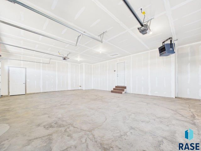 1011 Greyhawk Ct Court, Harrisburg, SD 57032