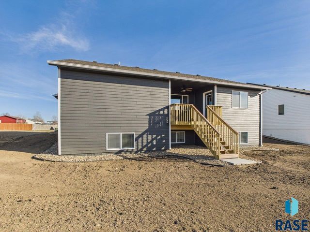 1011 Greyhawk Ct Court, Harrisburg, SD 57032