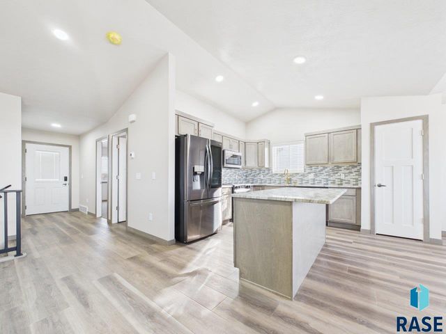 1011 Greyhawk Ct Court, Harrisburg, SD 57032