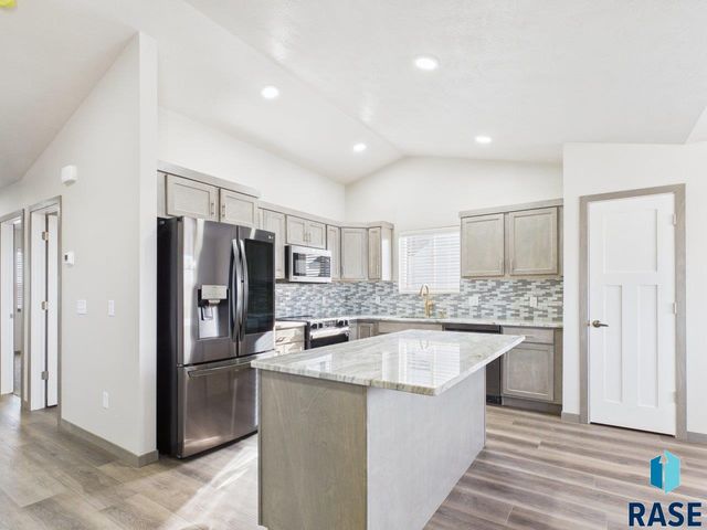 1011 Greyhawk Ct Court, Harrisburg, SD 57032