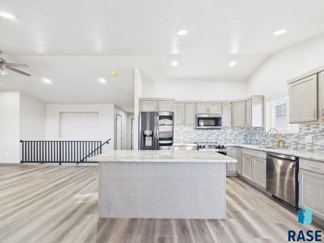 1011 Greyhawk Ct Court, Harrisburg, SD 57032