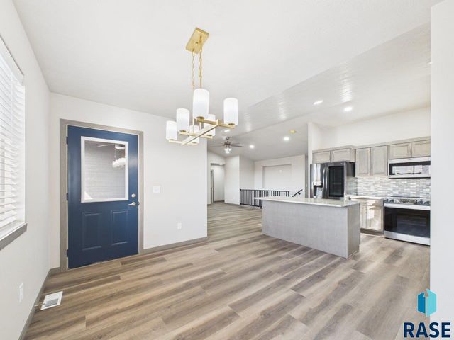 1011 Greyhawk Ct Court, Harrisburg, SD 57032