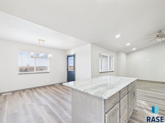 1011 Greyhawk Ct Court, Harrisburg, SD 57032