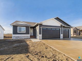 1011 Greyhawk Ct Court, Harrisburg, SD 57032