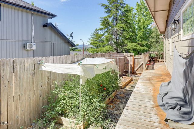 811 NE Oregon Avenue, Grants Pass, OR 97526