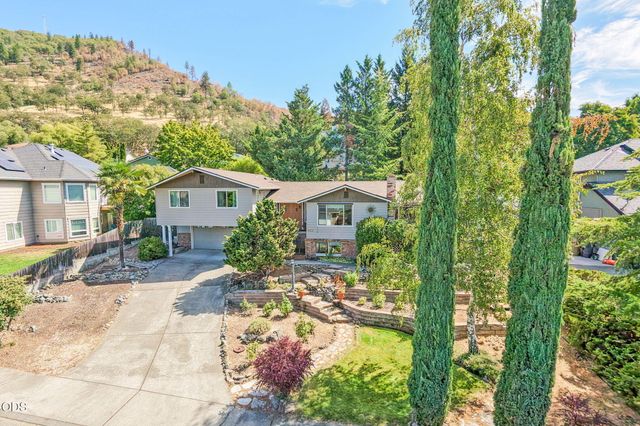 811 NE Oregon Avenue, Grants Pass, OR 97526
