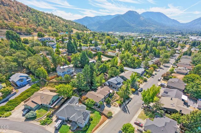 811 NE Oregon Avenue, Grants Pass, OR 97526