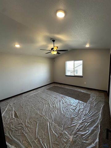 624 BULL RUN DR, Box Elder, SD 57719