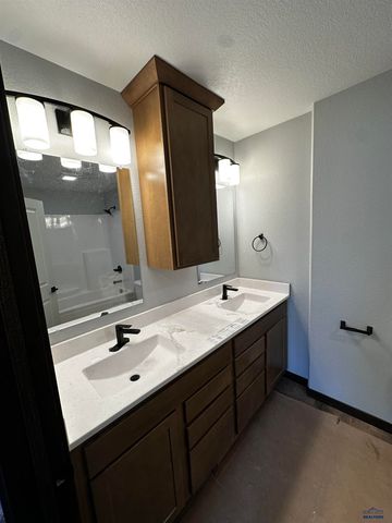 624 BULL RUN DR, Box Elder, SD 57719