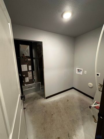 624 BULL RUN DR, Box Elder, SD 57719