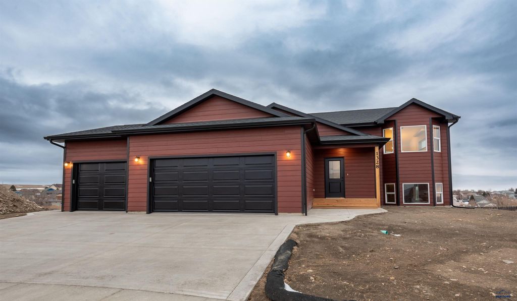 624 BULL RUN DR, Box Elder, SD 57719