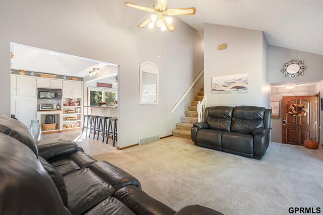 821 Juniper Circle, Papillion, NE 68046