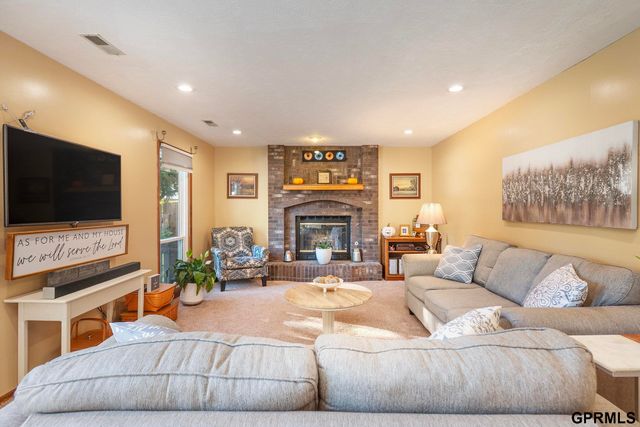 821 Juniper Circle, Papillion, NE 68046