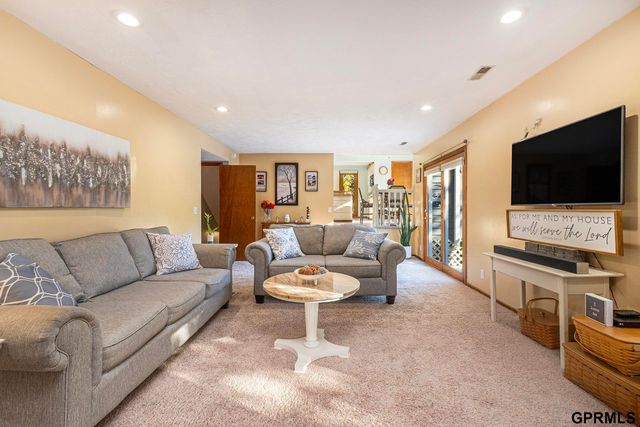 821 Juniper Circle, Papillion, NE 68046