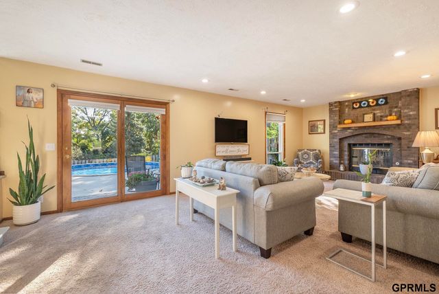 821 Juniper Circle, Papillion, NE 68046